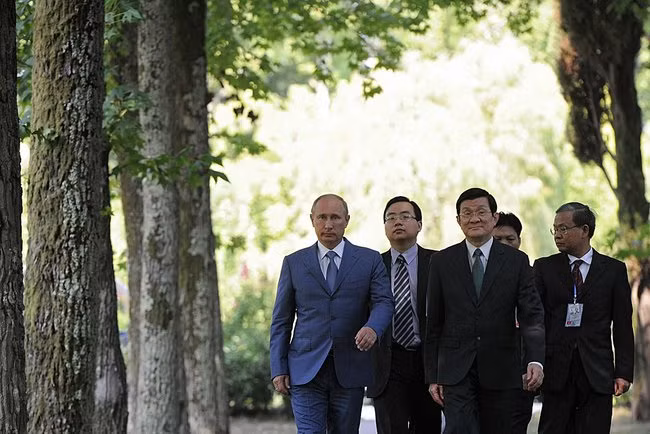 Tổng thống Liên bang Nga Vladimir Putin đón tiếp và hội đàm với Chủ tịch nước Trương Tấn Sang trong chiều ngày 27/7 tại Sochi. Tổng thống Liên bang Nga Vladimir Putin đón tiếp và hội đàm với Chủ tịch nước Trương Tấn Sang trong chiều ngày 27/7 tại Sochi.