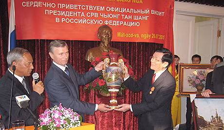 Chủ tịch nước Trương Tấn Sang tại Đại sứ quán Việt Nam ở Moscow ngày 26/7. Chủ tịch nước Trương Tấn Sang tại Đại sứ quán Việt Nam ở Moscow ngày 26/7.