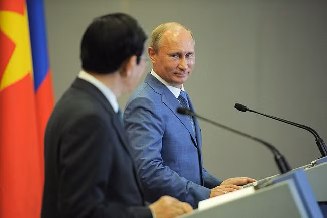 Tổng thống Liên bang Nga Vladimir Putin đón tiếp và hội đàm với Chủ tịch nước Trương Tấn Sang trong chiều ngày 27/7 tại Sochi. Tổng thống Liên bang Nga Vladimir Putin đón tiếp và hội đàm với Chủ tịch nước Trương Tấn Sang trong chiều ngày 27/7 tại Sochi.