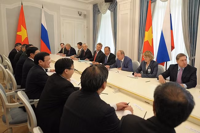 Tổng thống Liên bang Nga Vladimir Putin đón tiếp và hội đàm với Chủ tịch nước Trương Tấn Sang trong chiều ngày 27/7 tại Sochi. Tổng thống Liên bang Nga Vladimir Putin đón tiếp và hội đàm với Chủ tịch nước Trương Tấn Sang trong chiều ngày 27/7 tại Sochi.