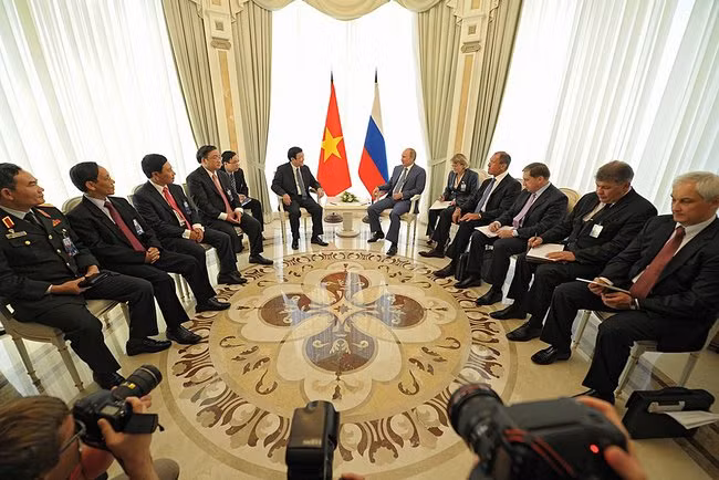 Tổng thống Liên bang Nga Vladimir Putin đón tiếp và hội đàm với Chủ tịch nước Trương Tấn Sang trong chiều ngày 27/7 tại Sochi. Tổng thống Liên bang Nga Vladimir Putin đón tiếp và hội đàm với Chủ tịch nước Trương Tấn Sang trong chiều ngày 27/7 tại Sochi.