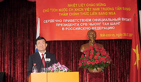 Chủ tịch nước Trương Tấn Sang tại Đại sứ quán Việt Nam ở Moscow ngày 26/7. Chủ tịch nước Trương Tấn Sang tại Đại sứ quán Việt Nam ở Moscow ngày 26/7.