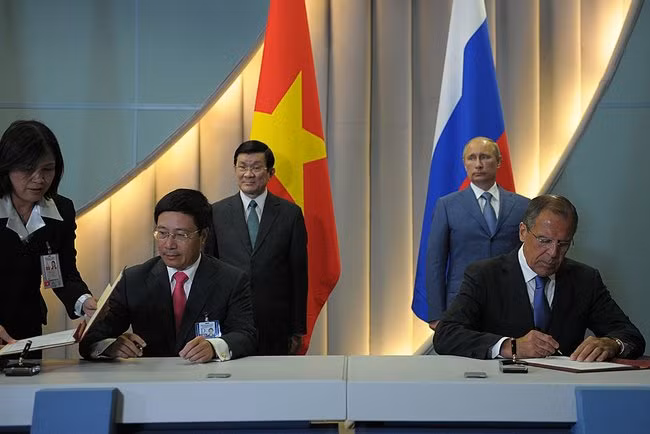Tổng thống Liên bang Nga Vladimir Putin đón tiếp và hội đàm với Chủ tịch nước Trương Tấn Sang trong chiều ngày 27/7 tại Sochi. Tổng thống Liên bang Nga Vladimir Putin đón tiếp và hội đàm với Chủ tịch nước Trương Tấn Sang trong chiều ngày 27/7 tại Sochi.