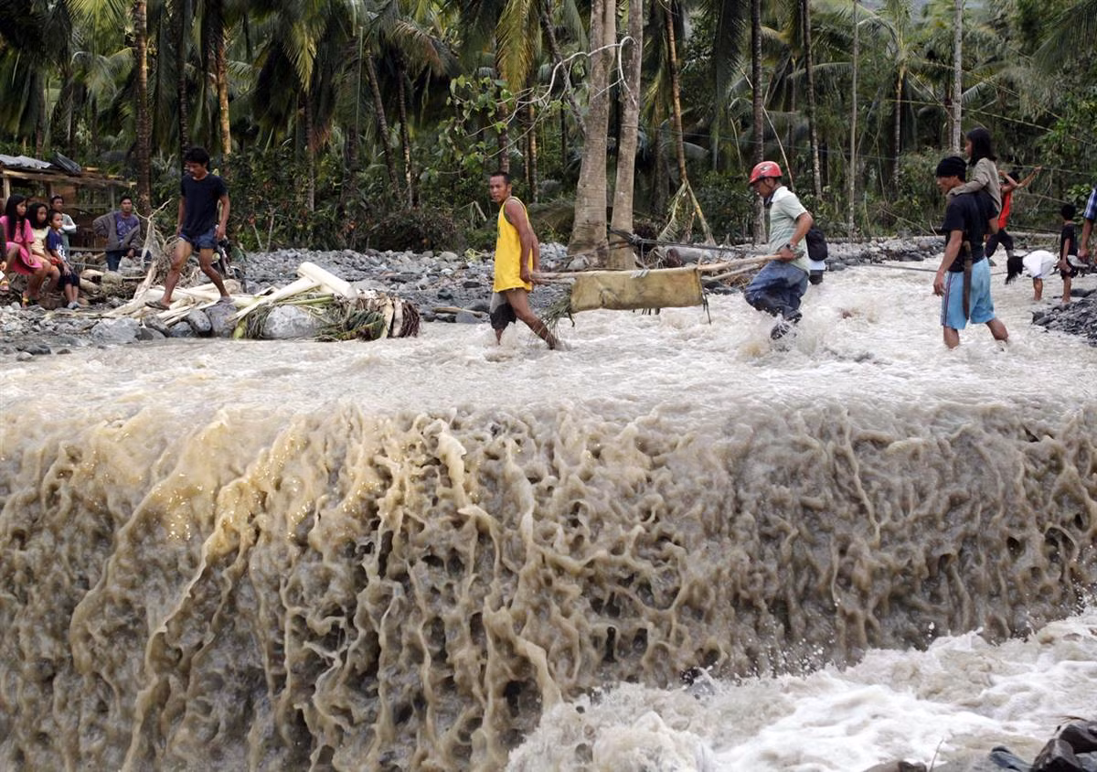 Người dân Philippines khiêng thi thể một nạn nhân của siêu bão Bopha sau khi nó quét qua thị trấn New Bataan hôm 5/12.