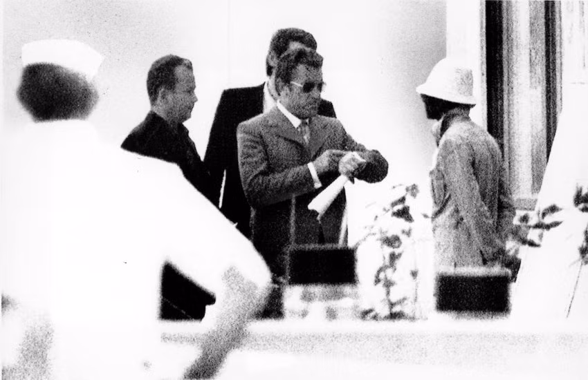 Cảnh sát trưởng thành phố Munich (giữa) tham gia đàm phán với những kẻ khủng bố Palestine.