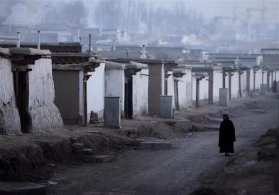 Một nhà sư Tây Tạng đi dọc con hẻm mới xây của tu viện Labrang ngày 21/2.