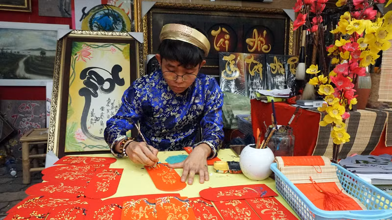 Ông đồ “nhí” thả hồn cùng thiếp đỏ mực vàng. Ông đồ “nhí” thả hồn cùng thiếp đỏ mực vàng.