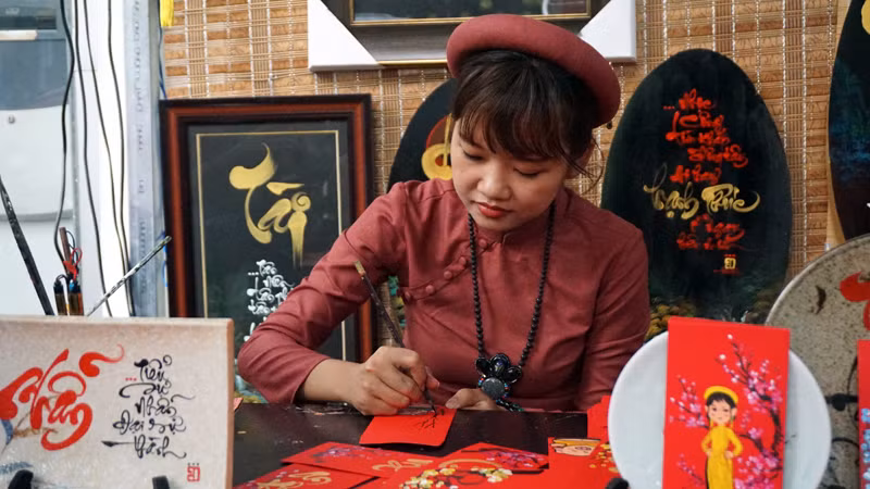 Bà đồ đang say mê cùng nét bút. Bà đồ đang say mê cùng nét bút.