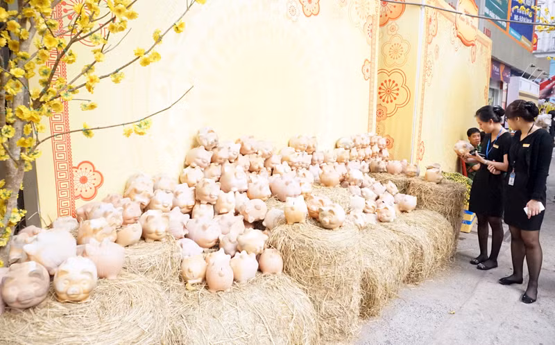 Xuân Kỷ Hợi 2019 không thể thiếu được hình ảnh con heo trên phố ông đồ. Xuân Kỷ Hợi 2019 không thể thiếu được hình ảnh con heo trên phố ông đồ.