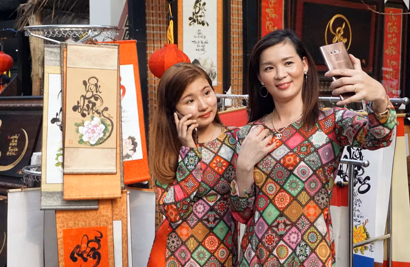 Cùng nhau tạo dáng, chụp ảnh tự sướng. Cùng nhau tạo dáng, chụp ảnh tự sướng.