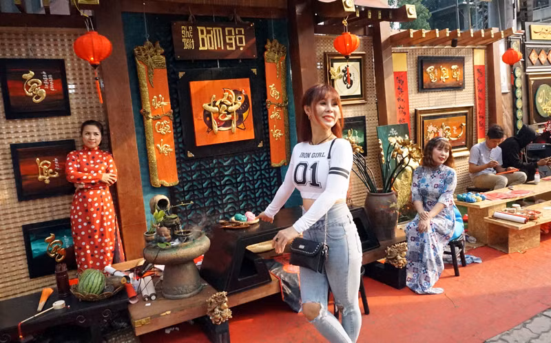 Một người tạo dáng mỗi kiểu. Một người tạo dáng mỗi kiểu.