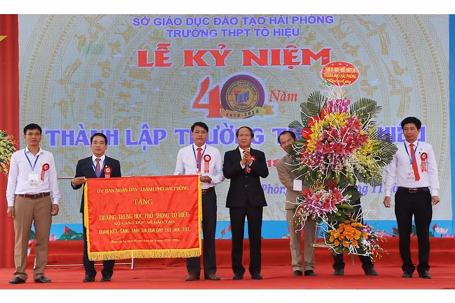 Ủy ban nhân dân thành phố Hải Phòng trao cờ truyền thống tặng Trường Trung học phổ thông Tô Hiệu (Ảnh: CTV)