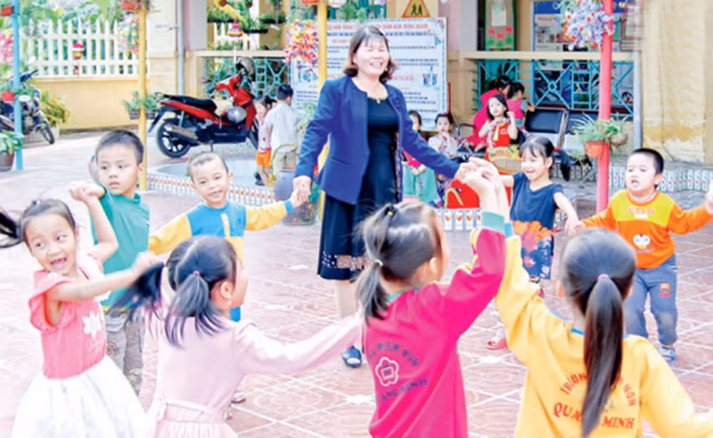 Cô giáo Nguyễn Thị Hiền vẫn nhiệt huyết với nghề, dành hết tình yêu cho con trẻ (Ảnh: Lã Tiến) Cô giáo Nguyễn Thị Hiền vẫn nhiệt huyết với nghề, dành hết tình yêu cho con trẻ (Ảnh: Lã Tiến)