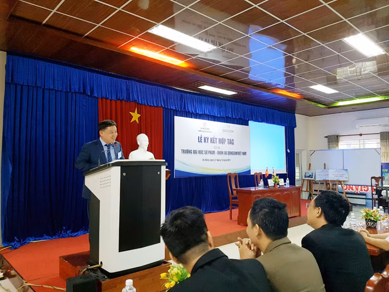 Ông Lee Sung Gun-Tổng Giám đốc Dongsim Việt Nam phát biểu tại buổi lễ. Ông Lee Sung Gun-Tổng Giám đốc Dongsim Việt Nam phát biểu tại buổi lễ.