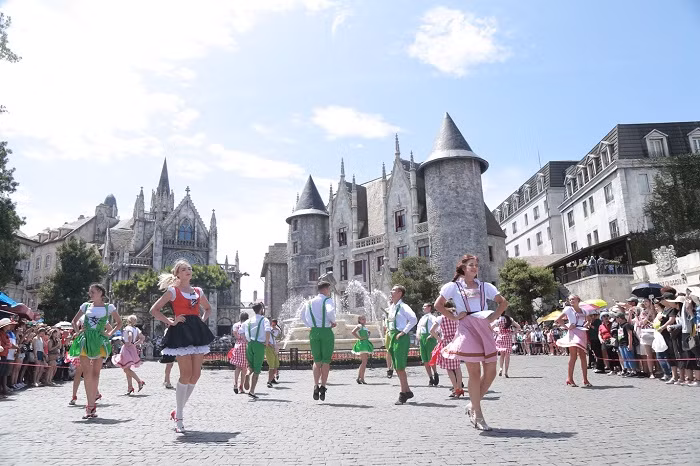 Sau 10 sau đỉnh Bà Nà đã trở thành khu nghỉ dưỡng Sun World Ba Na Hills đẳng cấp. Sau 10 sau đỉnh Bà Nà đã trở thành khu nghỉ dưỡng Sun World Ba Na Hills đẳng cấp.