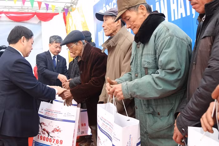 Tổ chức phát trao quà cho nhân dân thôn La Hát, tỉnh Lạng Sơn. Tổ chức phát trao quà cho nhân dân thôn La Hát, tỉnh Lạng Sơn.