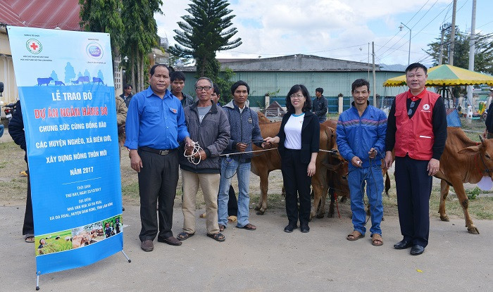 Đại diện Công ty Sữa Cô Gái Hà Lan trao tặng bò cho nông dân tại buổi lễ. Đại diện Công ty Sữa Cô Gái Hà Lan trao tặng bò cho nông dân tại buổi lễ.