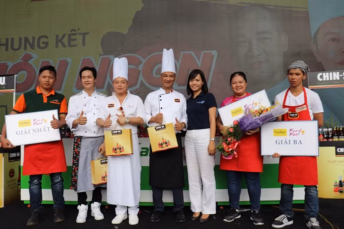 Hai vị đầu bếp nổi tiếng Chef Tuấn Hải và Chef Jack Lee (đều đội mũ trắng) tại lễ hội ẩm thực và giải trí quốc tế năm 2017.