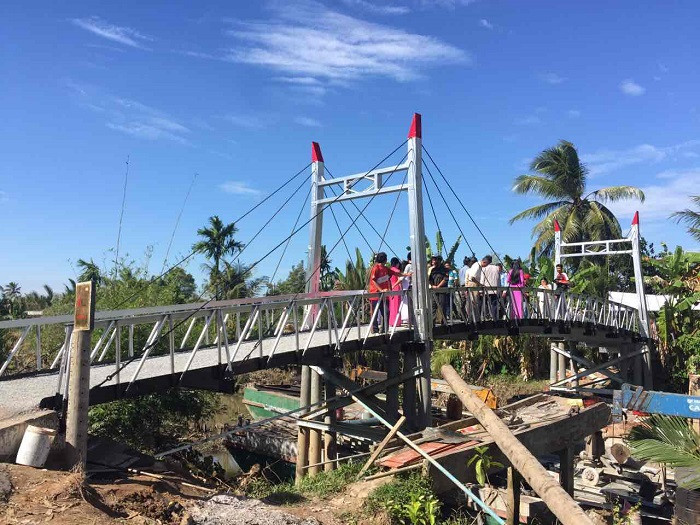 Cầu Dr Thanh – Tân Thới đang hỗ trợ đắc lực bà con địa phương trong mùa buôn bán hoa kiểng cuối năm.