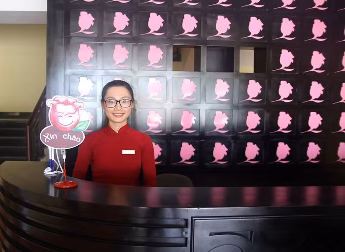 Khẩu hiệu “Xin chào” và nụ cười thường trực trên môi ở khu du lịch Sun World Ba Na Hills.