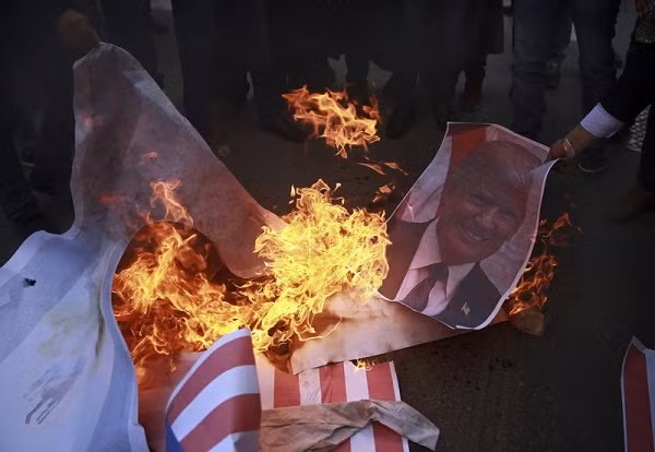 Người dân Palestine đã đốt cờ của Hoa Kỳ và ảnh của Tổng thống Donald Trump (Ảnh: AP). Người dân Palestine đã đốt cờ của Hoa Kỳ và ảnh của Tổng thống Donald Trump (Ảnh: AP).