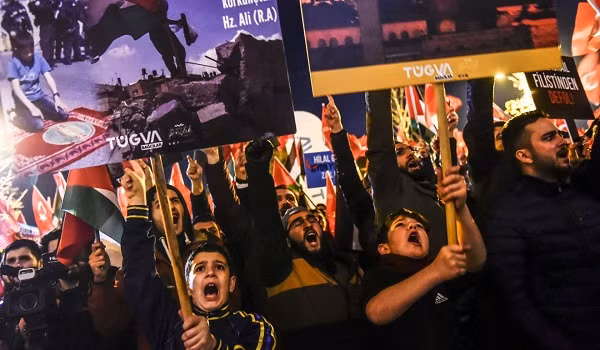 Người dân Palestine biểu tình phản đối quyết định của Tổng thống Donald Trump (Ảnh: AP). Người dân Palestine biểu tình phản đối quyết định của Tổng thống Donald Trump (Ảnh: AP).