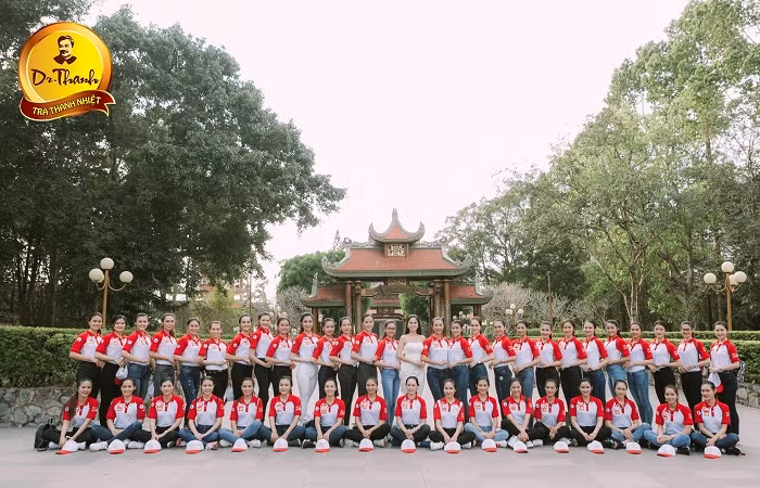 Chụp hình lưu niệm tại Khu di tích lịch sử Địa đạo Củ Chi. Chụp hình lưu niệm tại Khu di tích lịch sử Địa đạo Củ Chi.