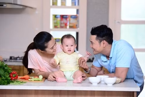 Rèn con ăn “tự lập” là một trong những trải nghiệm tuyệt vời của bố.