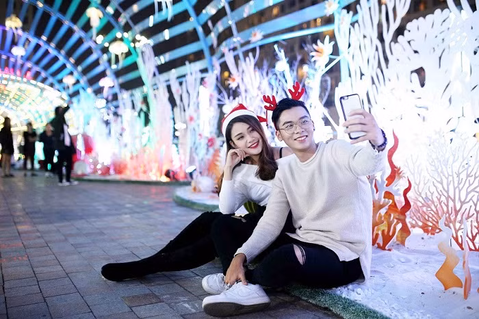 Không gian lãng mạn và rực rỡ ánh đèn của con đường “Vũ hội đại dương” tại Vincom Mega Mall Times City là điểm hẹn lý tưởng cho các cặp tình nhân tay trong tay, cùng nhau trải qua một mùa Giáng Sinh thật ấp ám.