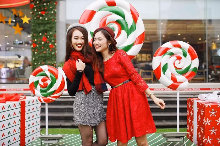 “Lâu đài kẹo ngọt” tại Vincom Center Phạm Ngọc Thạch là nơi cùng bạn bè lưu lại những khoảnh khắc vui nhộn và đáng yêu trong mùa Giáng Sinh này.