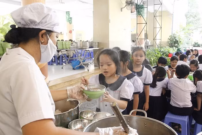 Công ty Ajinomoto Việt Nam đang phối hợp với Bộ Y tế và Viện Dinh dưỡng Quốc gia để triển khai Dự án Bữa ăn học đường trên quy mô toàn quốc nhằm mang đến những bữa ăn cân bằng dinh dưỡng cho các em học sinh. Công ty Ajinomoto Việt Nam đang phối hợp với Bộ Y tế và Viện Dinh dưỡng Quốc gia để triển khai Dự án Bữa ăn học đường trên quy mô toàn quốc nhằm mang đến những bữa ăn cân bằng dinh dưỡng cho các em học sinh.