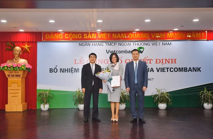 Chủ tịch Hội đồng quản trị Vietcombank Nghiêm Xuân Thành (bên trái) và Tổng Giám đốc Vietcombank Phạm Quang Dũng (bên phải) trao Quyết định và tặng hoa chúc mừng Bà Phùng Nguyễn Hải Yến – tân Phó Tổng Giám đốc Vietcombank. Chủ tịch Hội đồng quản trị Vietcombank Nghiêm Xuân Thành (bên trái) và Tổng Giám đốc Vietcombank Phạm Quang Dũng (bên phải) trao Quyết định và tặng hoa chúc mừng Bà Phùng Nguyễn Hải Yến – tân Phó Tổng Giám đốc Vietcombank.