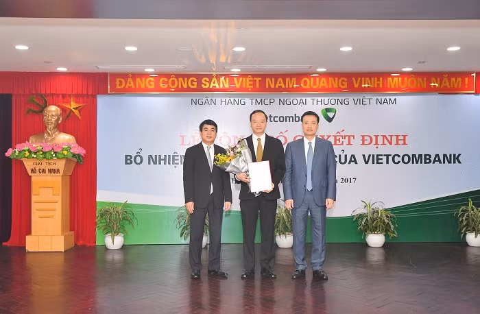 Chủ tịch Hội đồng quản trị Vietcombank Nghiêm Xuân Thành (bên trái) và Tổng Giám đốc Vietcombank Phạm Quang Dũng (bên phải) trao Quyết định và tặng hoa chúc mừng Ông Lê Quang Vinh – tân Phó Tổng Giám đốc Vietcombank. Chủ tịch Hội đồng quản trị Vietcombank Nghiêm Xuân Thành (bên trái) và Tổng Giám đốc Vietcombank Phạm Quang Dũng (bên phải) trao Quyết định và tặng hoa chúc mừng Ông Lê Quang Vinh – tân Phó Tổng Giám đốc Vietcombank.