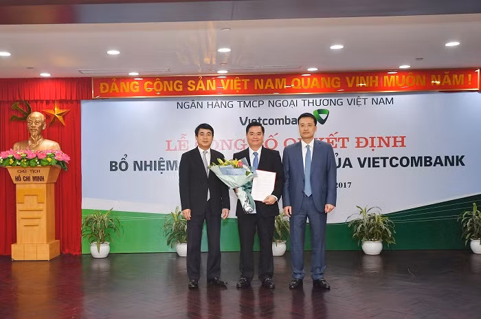 Chủ tịch Hội đồng quản trị Vietcombank Nghiêm Xuân Thành (bên trái) và Tổng Giám đốc Vietcombank Phạm Quang Dũng (bên phải) trao Quyết định và tặng hoa chúc mừng Ông Nguyễn Thanh Tùng được bổ nhiệm chức vụ Giám đốc Khối Bán buôn kiêm Giám đốc Ban Khách hàng doanh nghiệp Trụ sở chính Vietcombank. Chủ tịch Hội đồng quản trị Vietcombank Nghiêm Xuân Thành (bên trái) và Tổng Giám đốc Vietcombank Phạm Quang Dũng (bên phải) trao Quyết định và tặng hoa chúc mừng Ông Nguyễn Thanh Tùng được bổ nhiệm chức vụ Giám đốc Khối Bán buôn kiêm Giám đốc Ban Khách hàng doanh nghiệp Trụ sở chính Vietcombank.