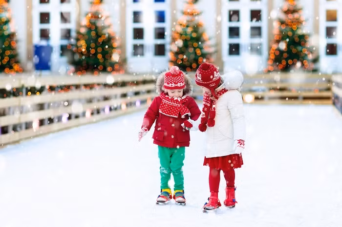 Sân trượt băng ngoài trời sẽ là một hoạt động độc đáo, thú vị cho các thành viên trong gia đình.