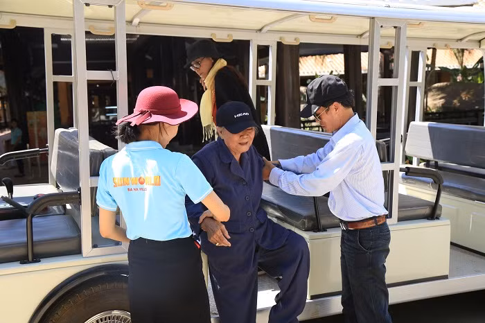 Hỗ trợ người yếu thế trên khu du lịch Bà Nà Hills.