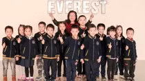 13 học sinh Everest vượt qua vòng loại chụp ảnh với cô Trần Kim Phương – Chủ tịch Hội đồng quản trị trường Everest.