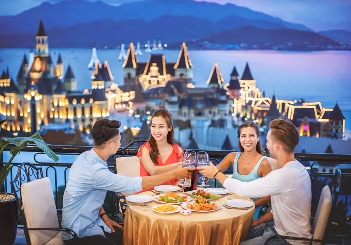 Du khách tận hưởng những bữa tiệc tươi vui. Du khách tận hưởng những bữa tiệc tươi vui.