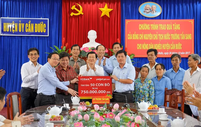 HDBank và Vietjet Air trao tặng cho người dân nghèo huyện Cần Đước 50 con bò giống trị giá 750 triệu đồng. HDBank và Vietjet Air trao tặng cho người dân nghèo huyện Cần Đước 50 con bò giống trị giá 750 triệu đồng.