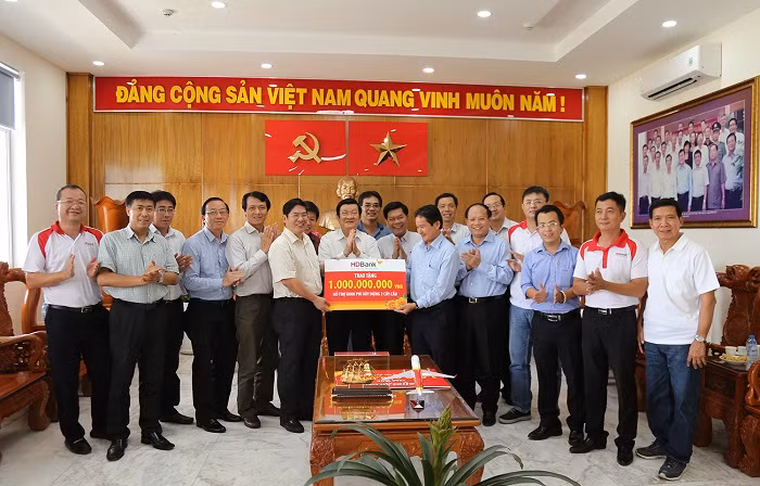 HDBank và Vietjet Air hỗ trợ kinh phí xây dựng cầu giao thông nông thôn cho huyện Cần Giuộc. HDBank và Vietjet Air hỗ trợ kinh phí xây dựng cầu giao thông nông thôn cho huyện Cần Giuộc.