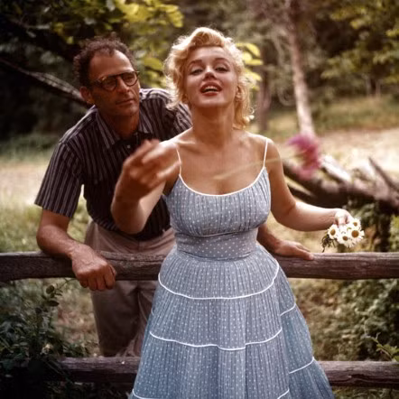 Monroe với chồng cô Arthur Miller tại Conneticut năm 1957. Monroe với chồng cô Arthur Miller tại Conneticut năm 1957.