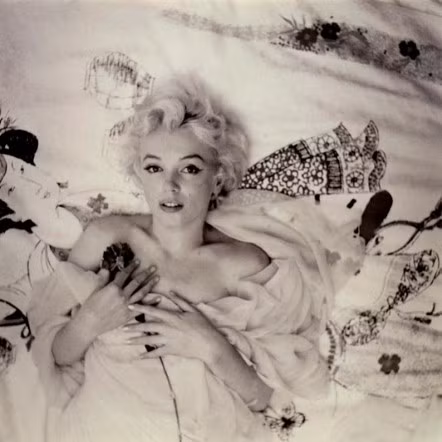 Bức ảnh được chụp bởi nhiếp ảnh gia nổi tiếng người Anh - Cecil Beaton năm 1956 đã thể hiện vẻ đẹp hoàn mỹ của Marilyn Monroe. Bức ảnh được chụp bởi nhiếp ảnh gia nổi tiếng người Anh - Cecil Beaton năm 1956 đã thể hiện vẻ đẹp hoàn mỹ của Marilyn Monroe.