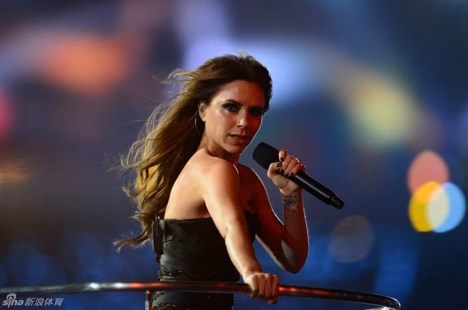 Trước show biểu diễn, nhiều tin đồn cho rằng Victoria Beckham không muốn tham gia chương trình bởi cô quá bận rộn với công việc thiết kế thời trang, nhưng vợ chàng cầu thủ David Beckham đã khiến khán đài lễ bế mạc Olympic phải nóng bừng trong bộ đầm đen cực kỳ gợi cảm