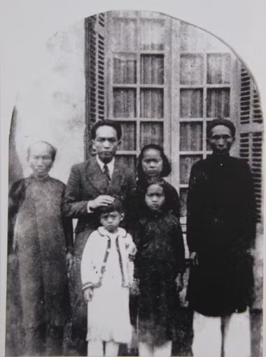 Sinh ra bên dòng sông Kiến Giang (huyện Lệ Thủy, Quảng Bình), Võ Nguyên Giáp là người sớm đến với con đường cách mạng.