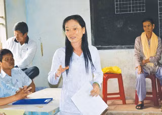 "Tiên nữ giáng trần" Nguyễn Kim Hà tại buổi họp dân đọc cam kết không tái phạm - Ảnh: Xuân Bình "Tiên nữ giáng trần" Nguyễn Kim Hà tại buổi họp dân đọc cam kết không tái phạm - Ảnh: Xuân Bình
