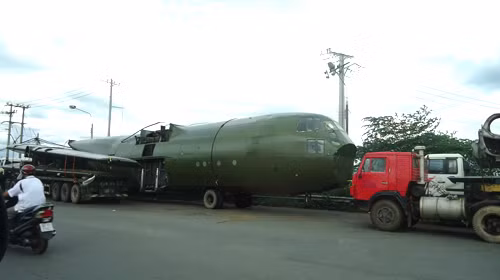 Chiếc máy bay đang bị tạm giữ tại trạm cân Dầu Giây - Ảnh: Hà Mi Chiếc máy bay đang bị tạm giữ tại trạm cân Dầu Giây - Ảnh: Hà Mi