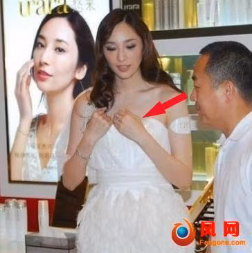 Ngô Bội Từ khi phát hiện có sự cố với trang phục của mình liền “sốc” lại nhưng cũng bị những ánh mắt tò mò của các quý ông.