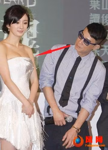 Dương Mịch 2 gợi cảm đến mức nam tài tử Trần Tiểu Xuân phải nghiêng ngó khiến cô nàng e thẹn quay đi.