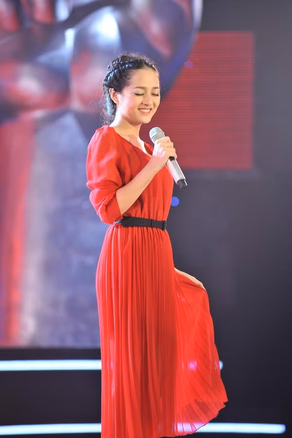 Nguyễn Hoài Bảo Anh hóa thân một cô nàng quyến rũ tại The Voice. Nguyễn Hoài Bảo Anh hóa thân một cô nàng quyến rũ tại The Voice.