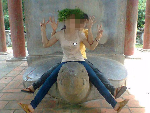 Hành vi không đẹp chút nào của các nữ sinh Hành vi không đẹp chút nào của các nữ sinh